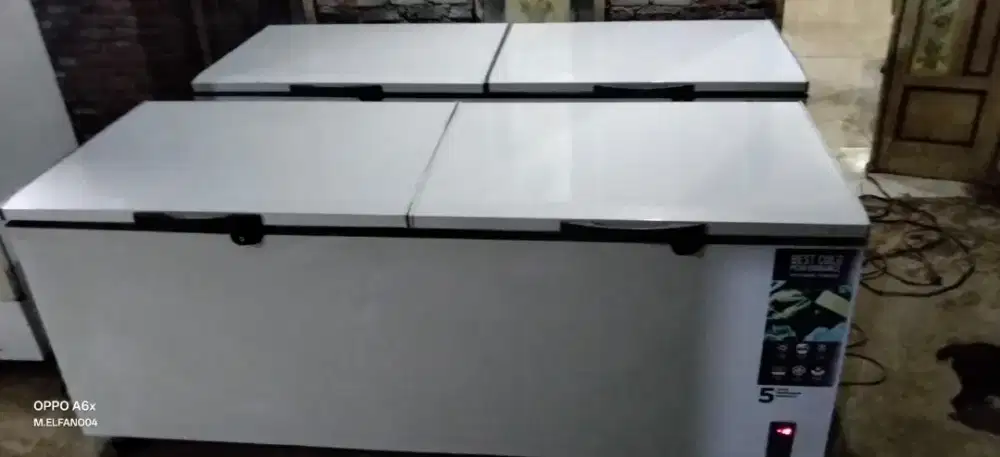 Showcase freezer