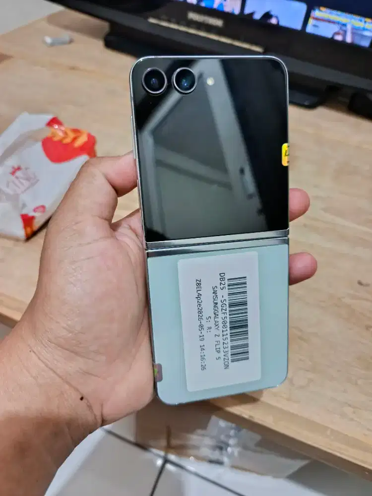 BU Cepat Samsung Z Flip 5 5G 8/256 GB Resmi Sein