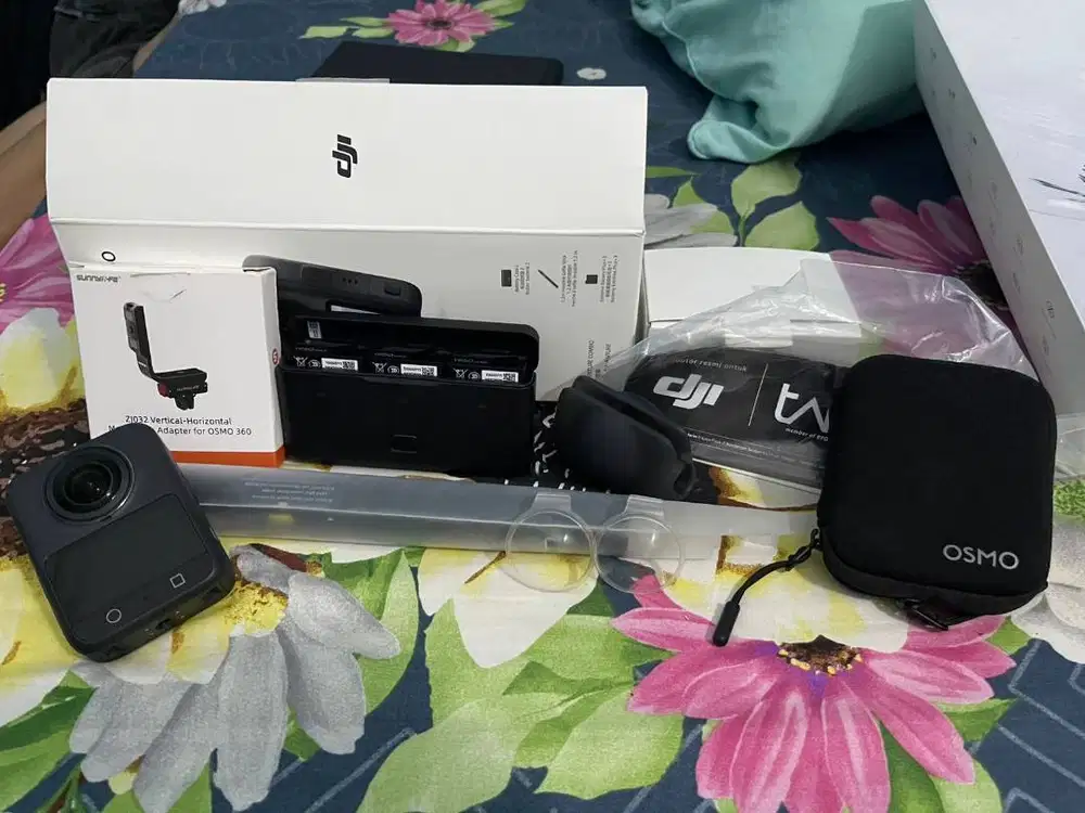 DJI Osmo 360 Action Camera (Adventure Combo Package)