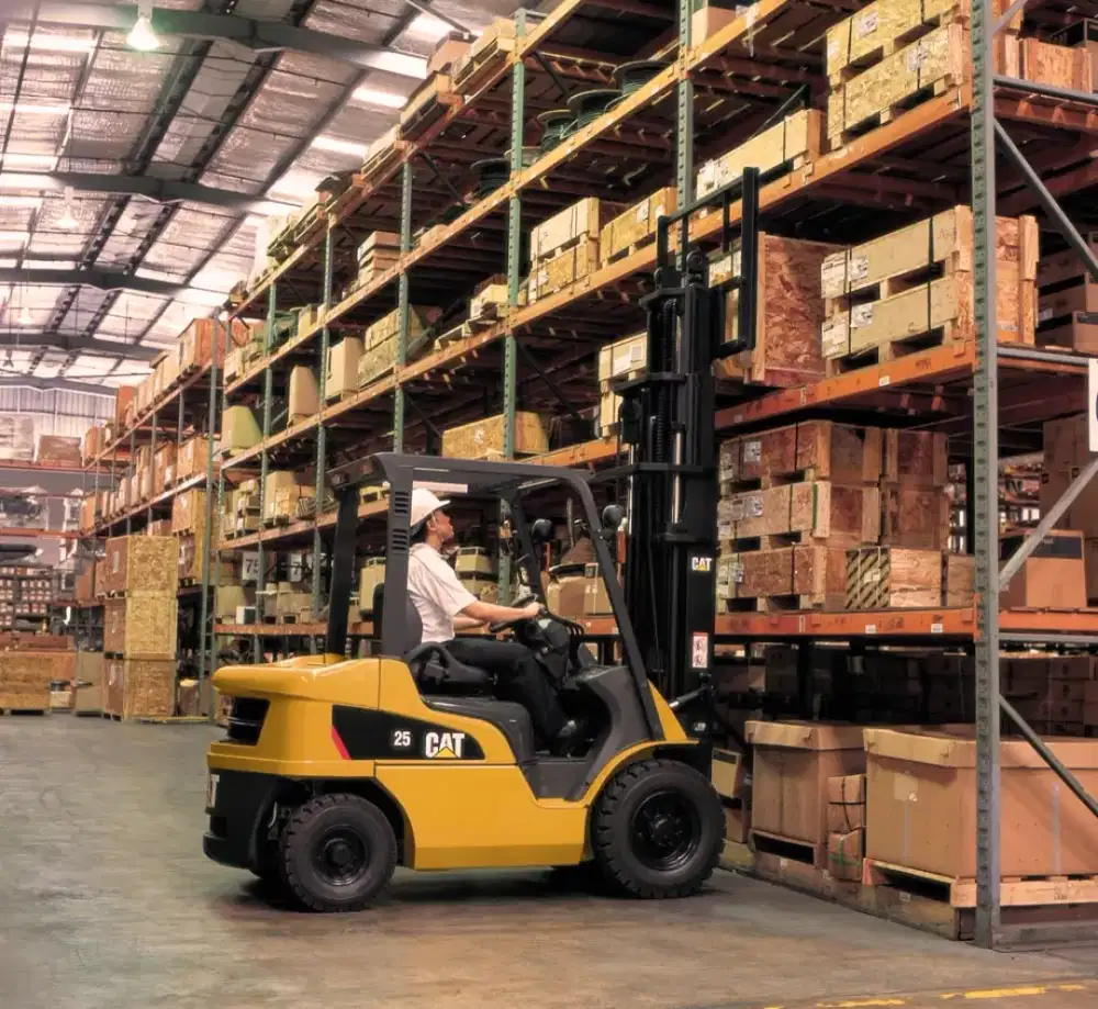 Dibutuhkan operator forklift memiliki sertifikat resmi (SIO)