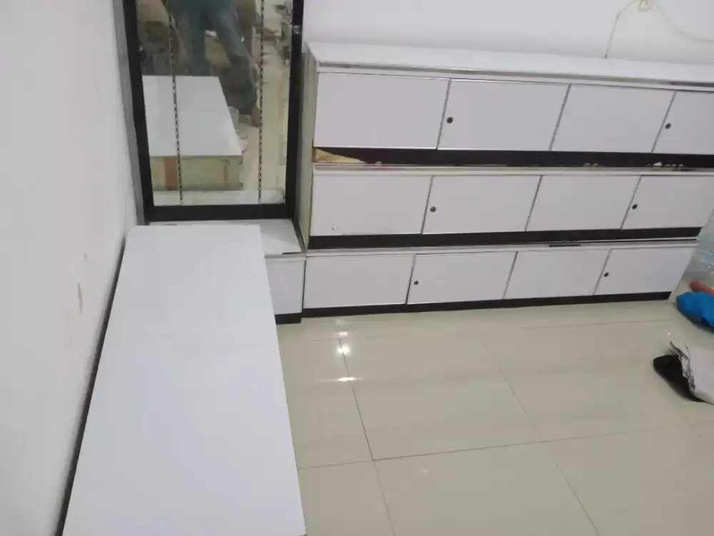 Dijual cepat etalase kaca & lemari display bekas berkualitas