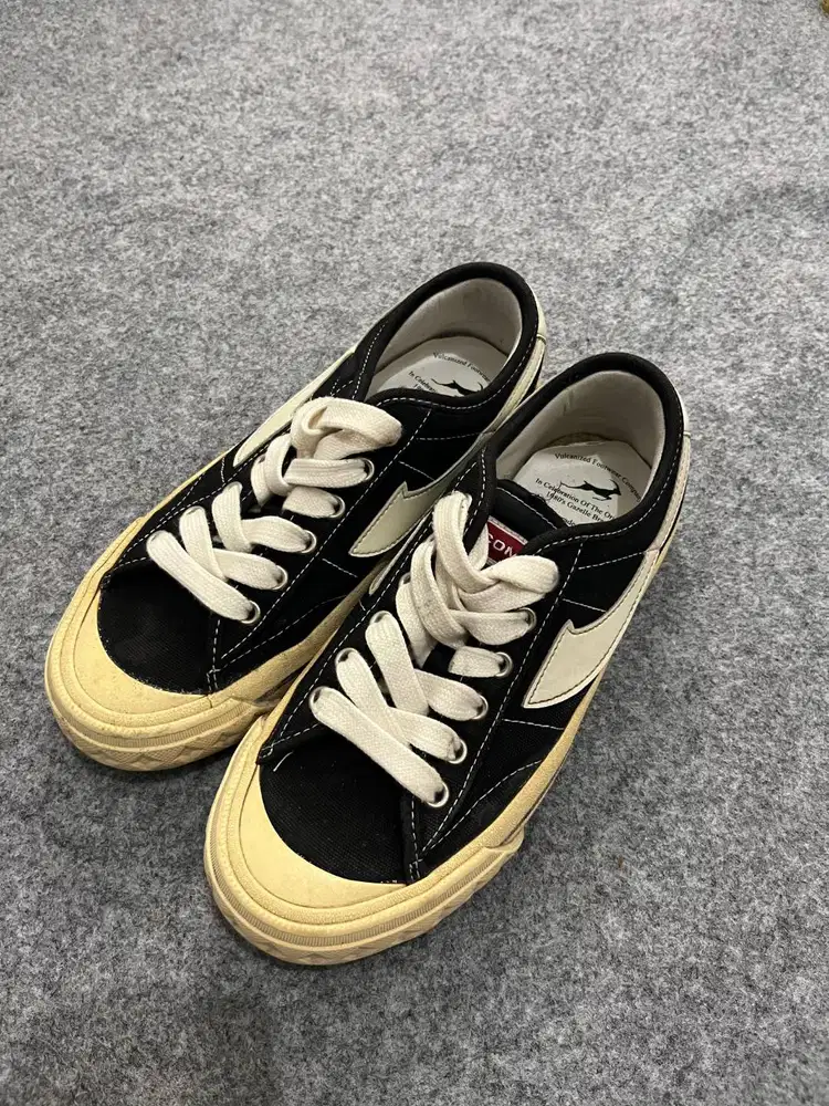 Compass Sepatu casual hitam putih size 38