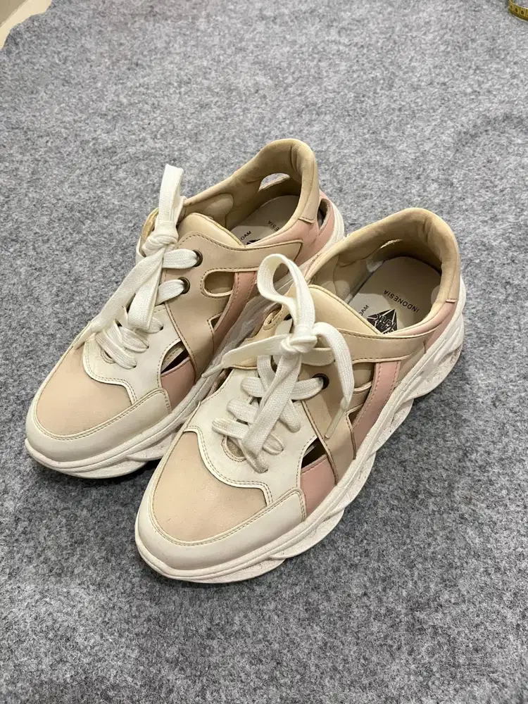 Sepatu fashion wanita warna sift pink dan soft cream size 38