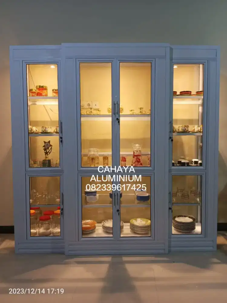 Lemari pajangan aluminium