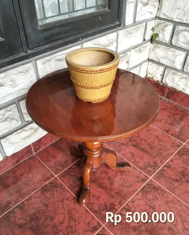 Meja Kayu Bundar Klasik