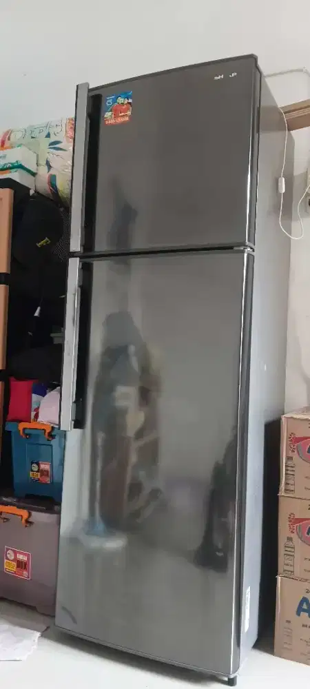 Kulkas sharp 2 pintu besar.