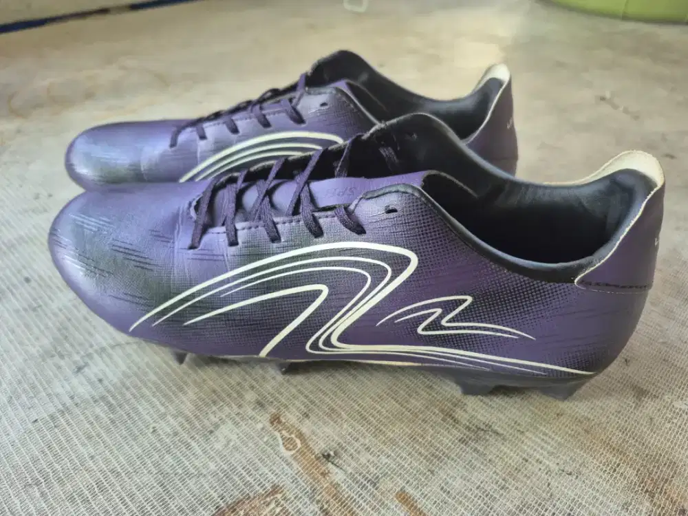 Dijual sepatu bola specs size 42