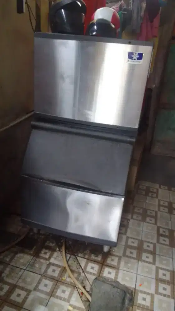 Mesin pembuat es kristal