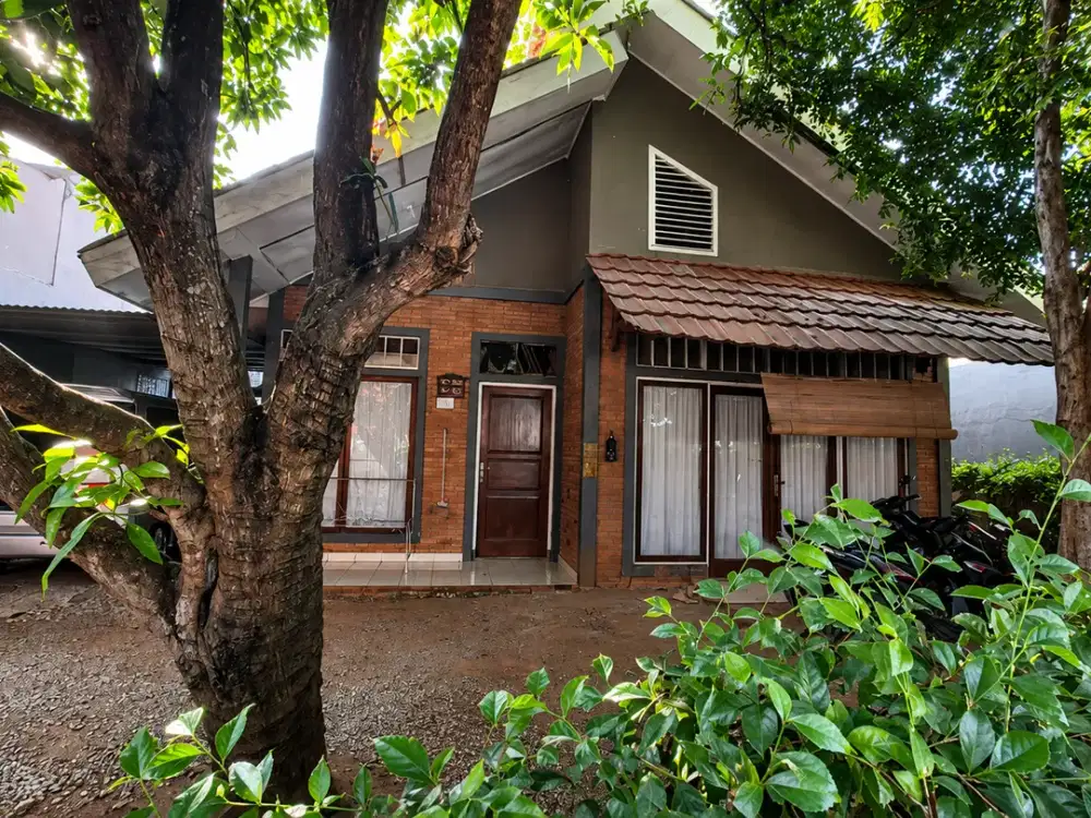 DIJUAL – Rumah Asri Semi Furnished dengan Halaman Luas di Gunung Putri, Bogor