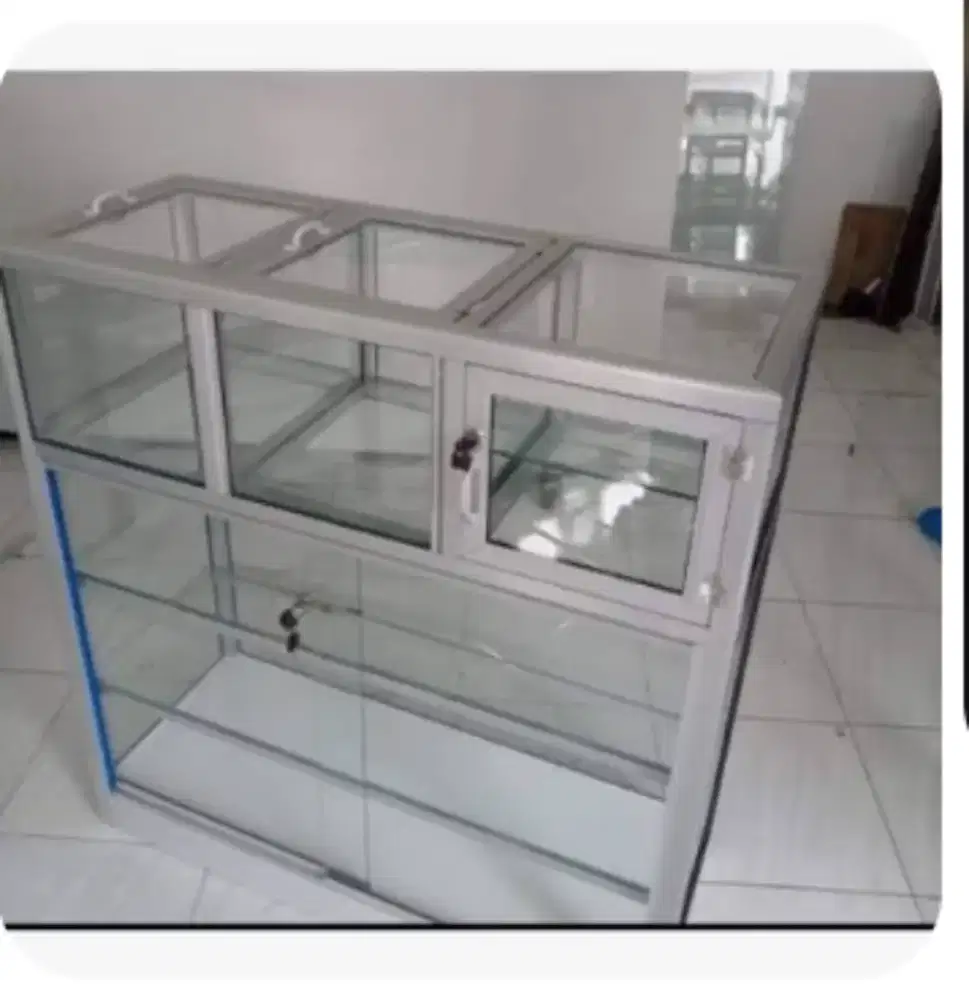 Etalase tempat beras dan rokok