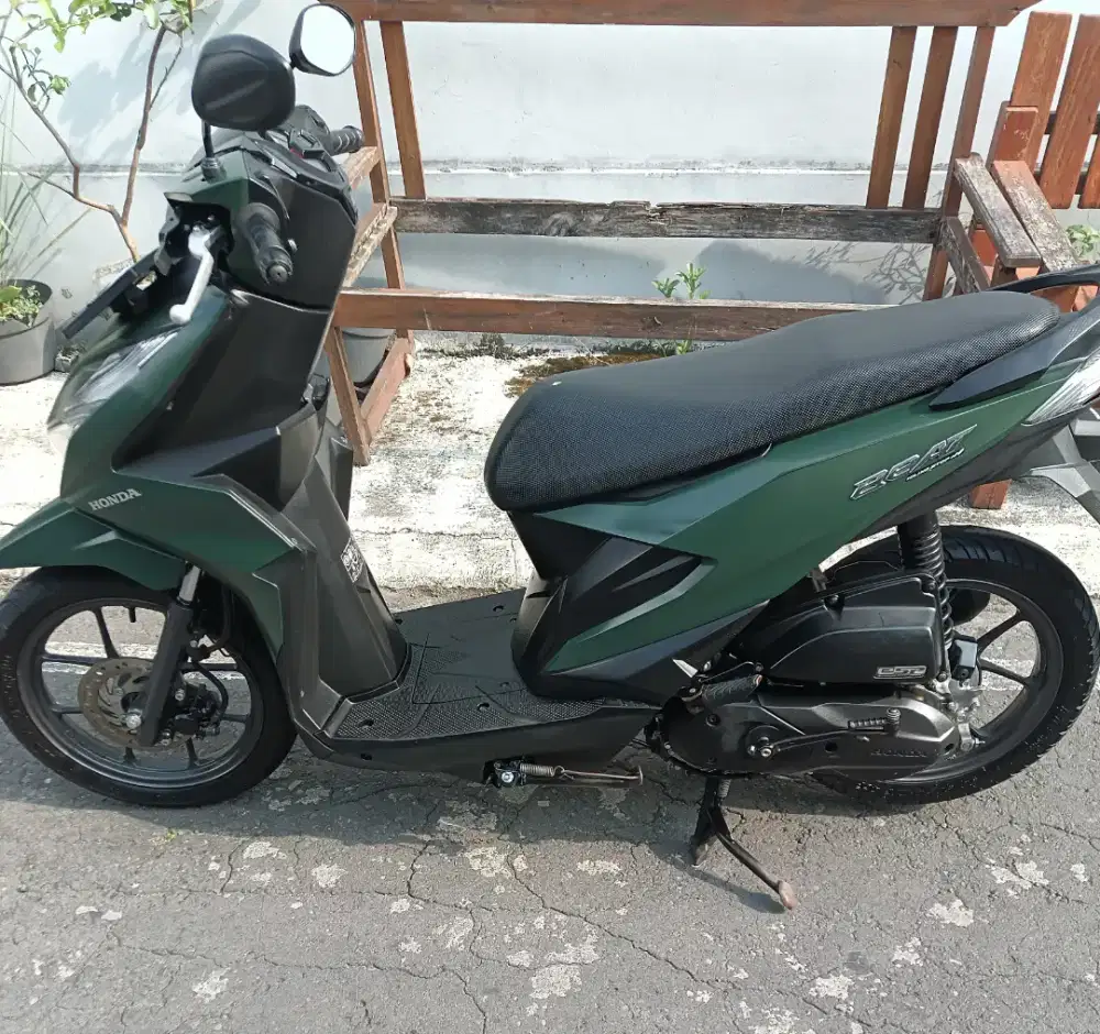 Beat Deluxe 2023 Hijau Army (Plat H)