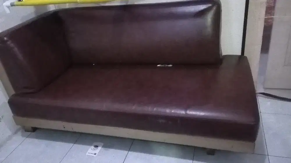 Sofa dan rak piring