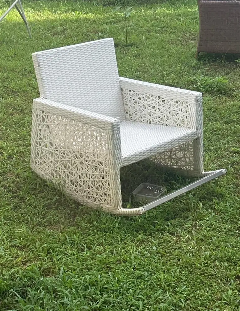 Kursi Ayun Taman Rotan Putih