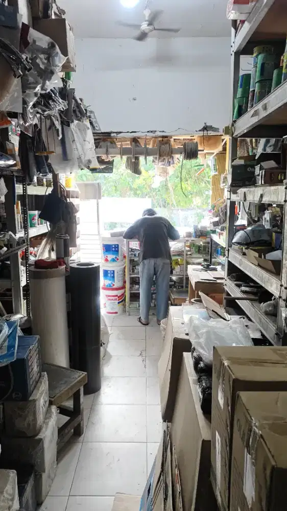 Dicari karyawan penjaga toko bangunan sekaligus packing online