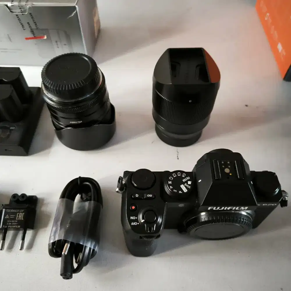 Jual santai Fuji XS20 , lensa viltrox 33mm F1.4 , ttartisan 56mm F1.8