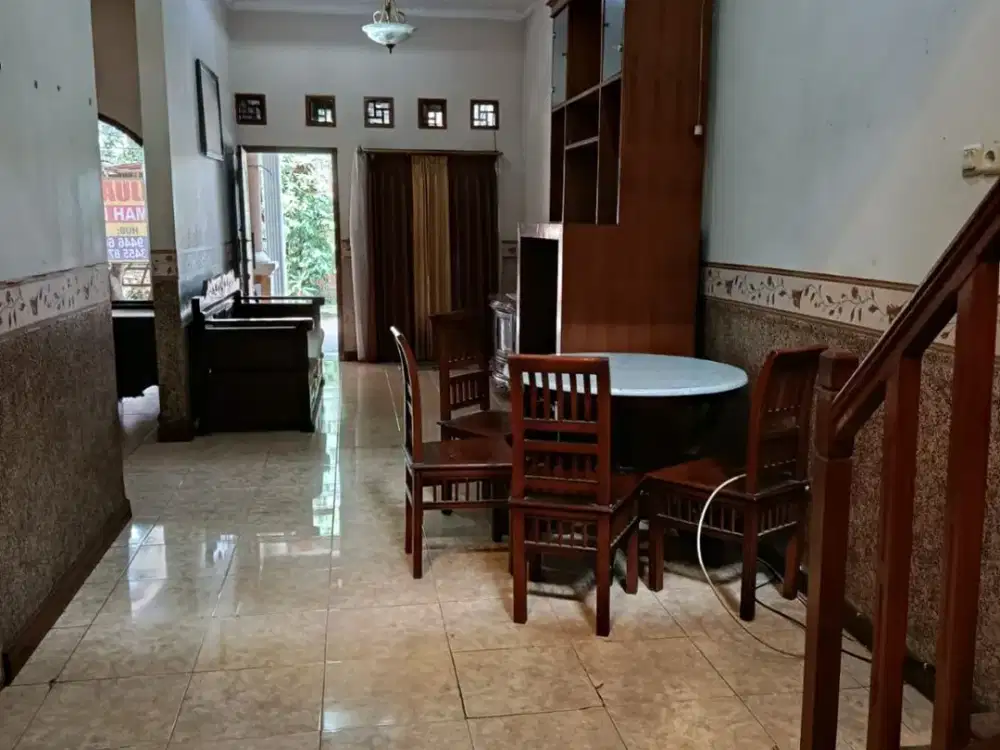 Hunian nyaman di lingkungan komplek yang aman & strategis. Cocok untuk keluarga besar maupun investasi.