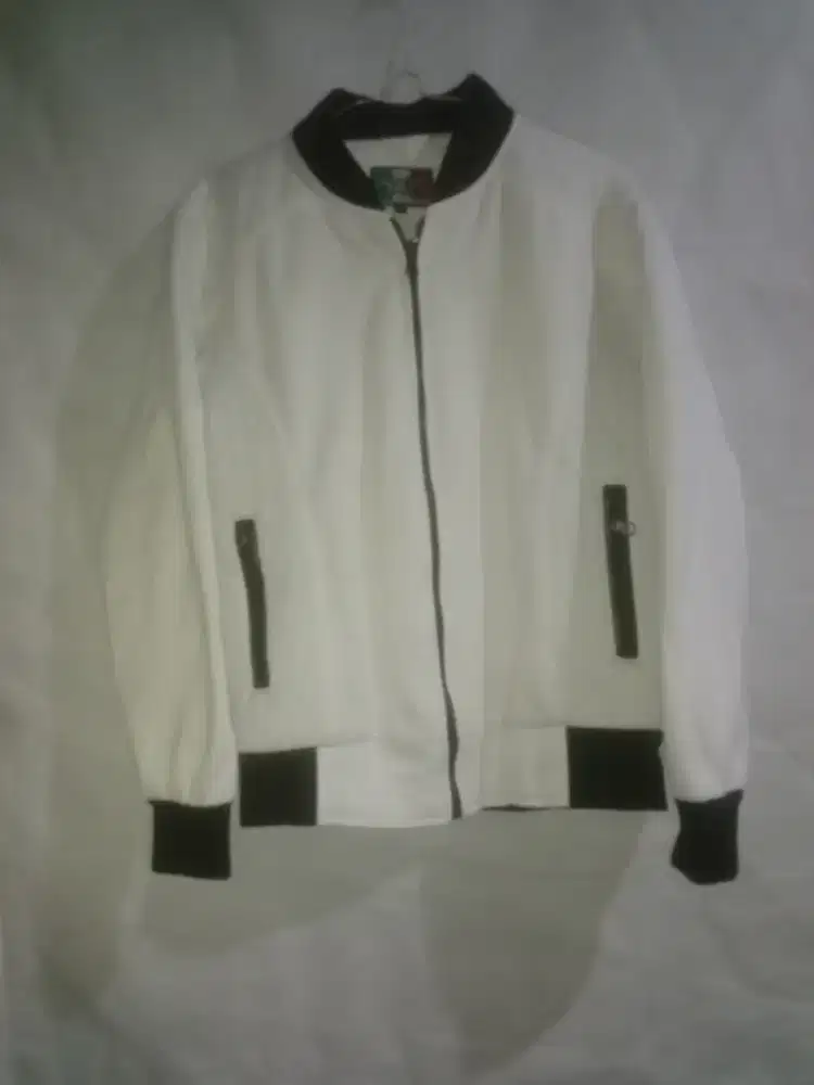 JAKET MODEL VARSITY PUTIH HITAM
