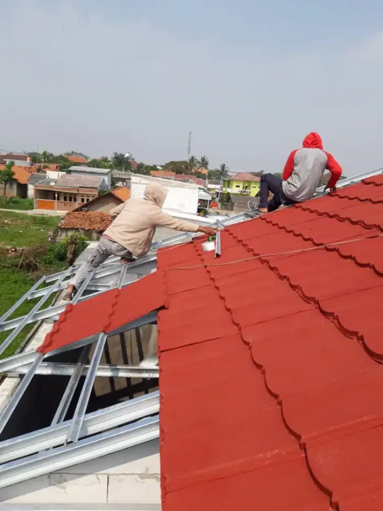 Rangka atap baja ringan + genteng metal terpasang