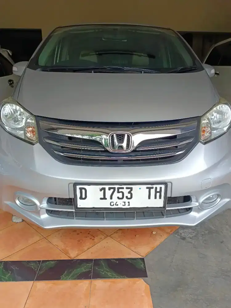 Bismillah numpang jual honda freed PSD 2013 no. D. Silver