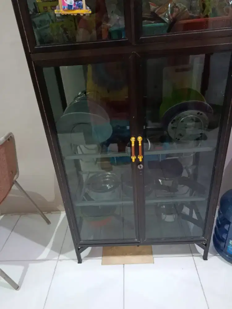 Rak piring, panci dan makanan.