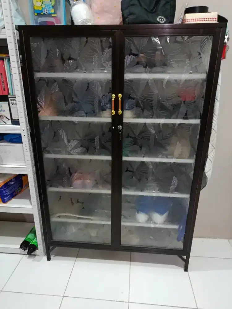 Lemari sepatu rapi dan bersih