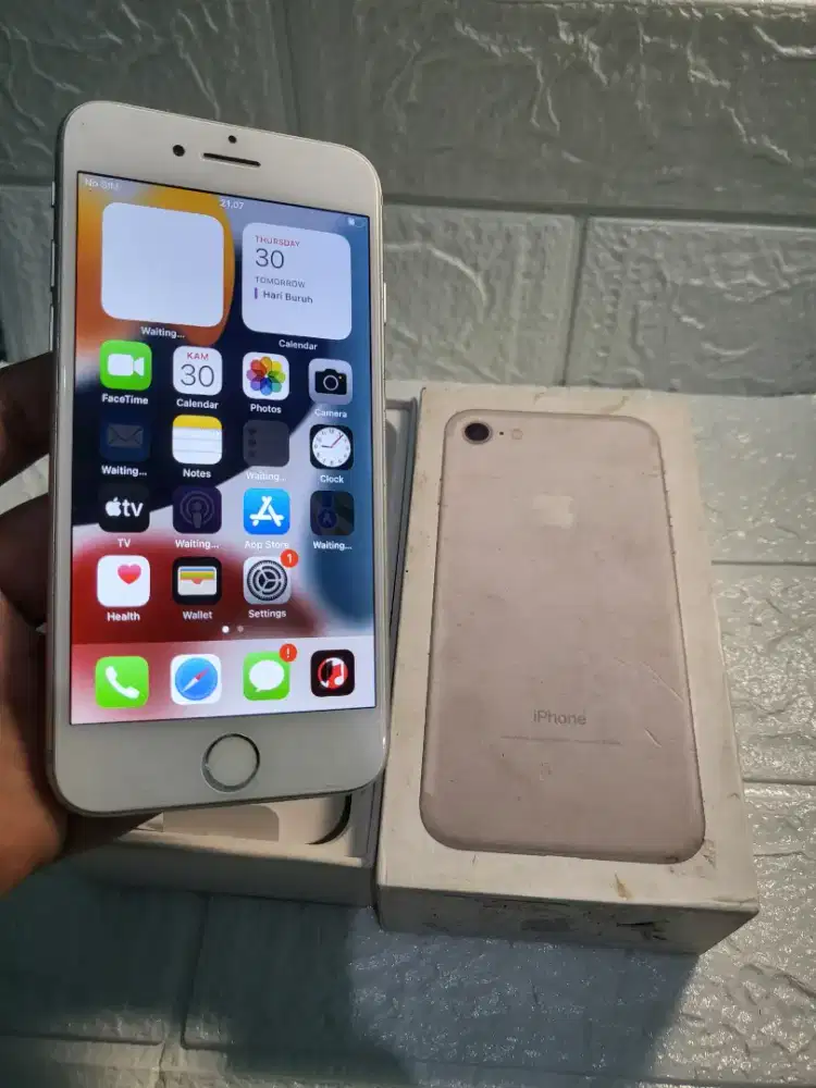 Jual cepat iphone 7 32GB fullset
