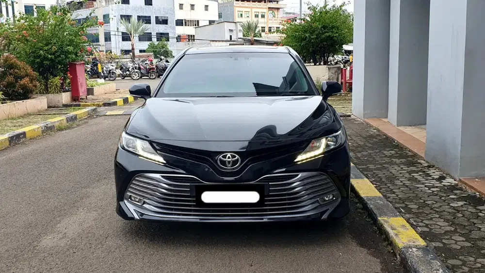 Toyota camry v sunroof 2020 hitam