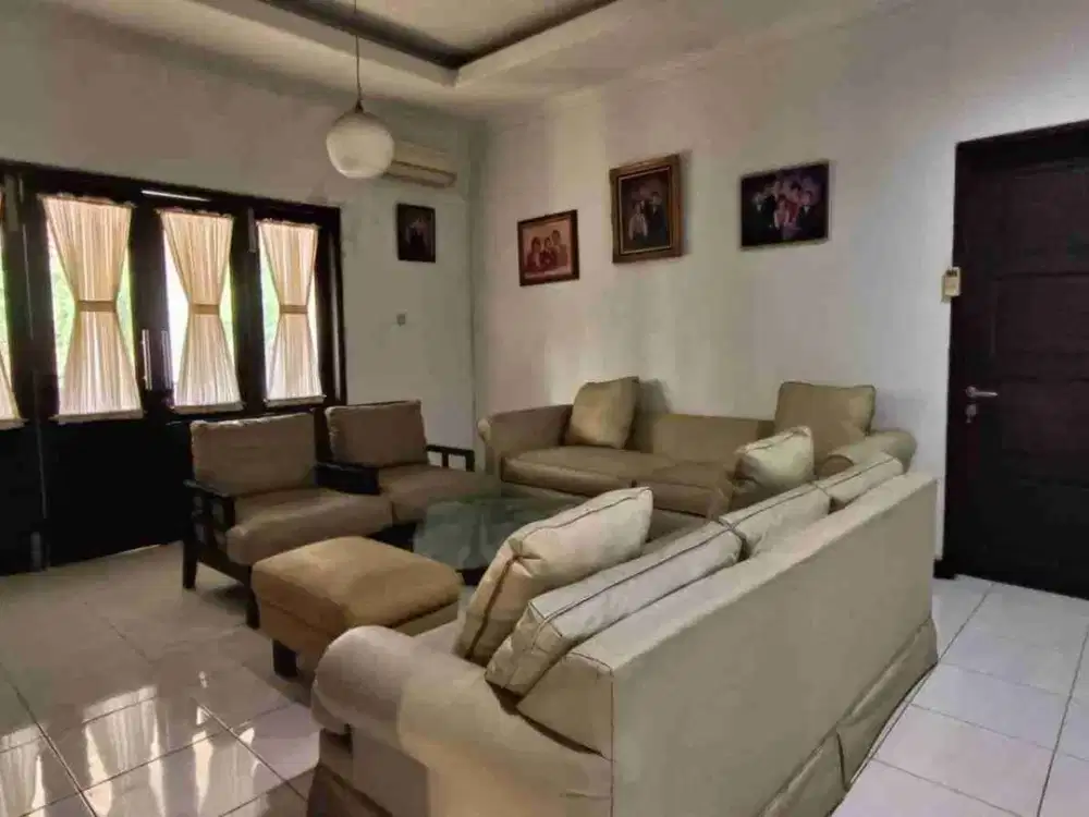 DISEWA Rumah Nyaman + 9 Kamar Tidur di Sektor 9 Bintaro Tangerang Selatan
