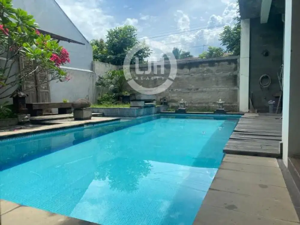 Rumah Ada Kolam Renang di Jatiasih, Bekasi Timur, Jawa Barat