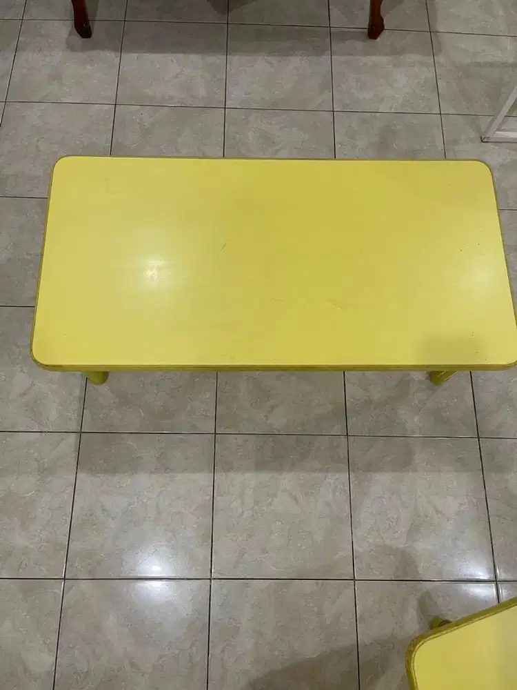 MEJA KUNING PERSEGI PANJANG DAN SETENGAH LINGKAR
