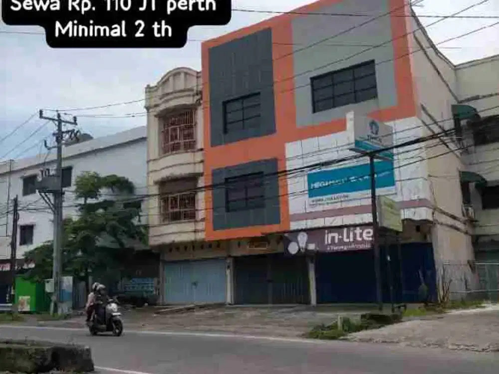 Dijual atau Disewakan 
Ruko Adiyaksa Baru 
5 X 19,25
Lantai 2 &3 ukr 5X22
3 Lantai Listrik 3.500
Sewa RP. 110 JT Perthn
Minimal 2 th
Jual Rp. 4 M Nego