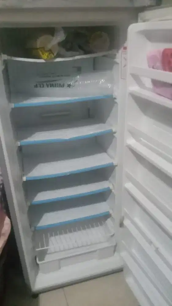 Freezer standing merk Aqua sawangan pasir putih