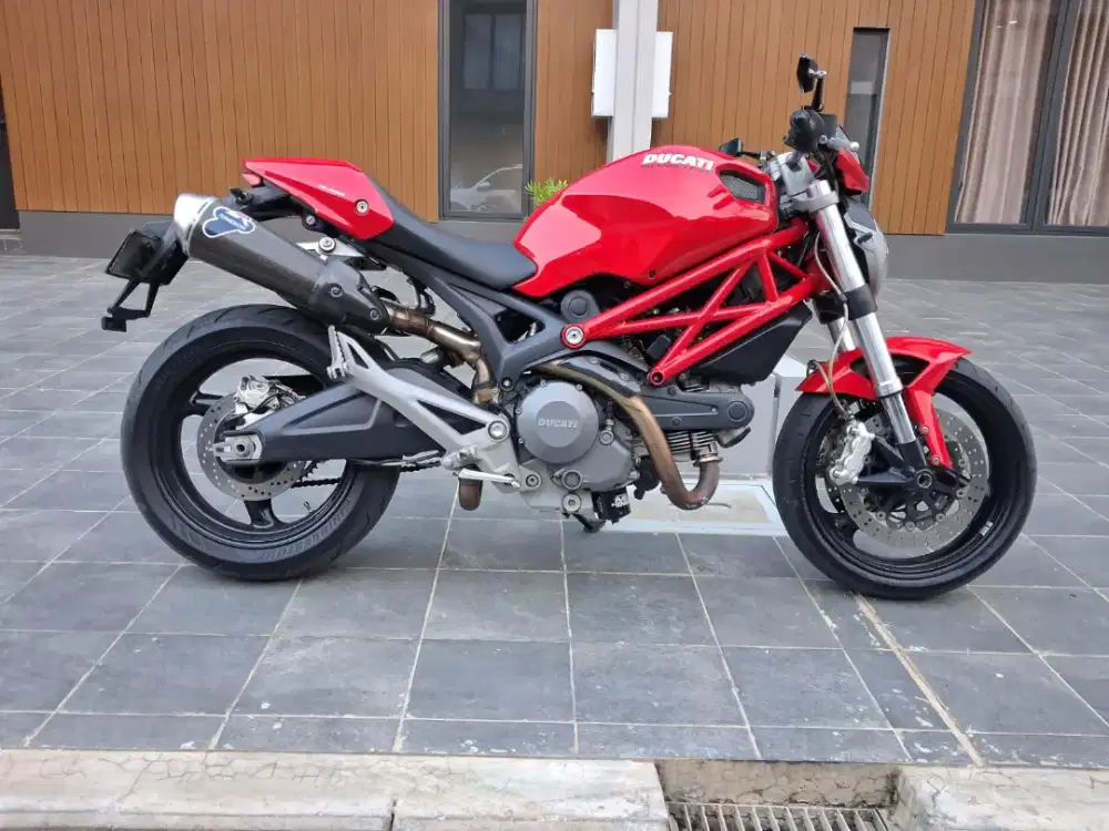 Ducati Monster 696