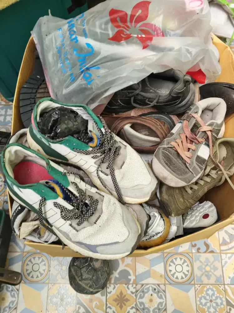Di jual semua sepatu satu dus ukuran 43