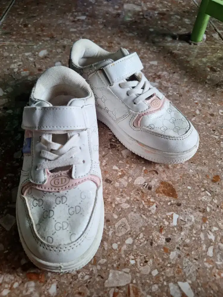 Sepatu anak kondisi baik