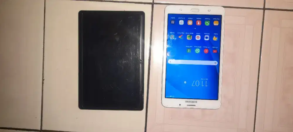 2 buah tablet minus