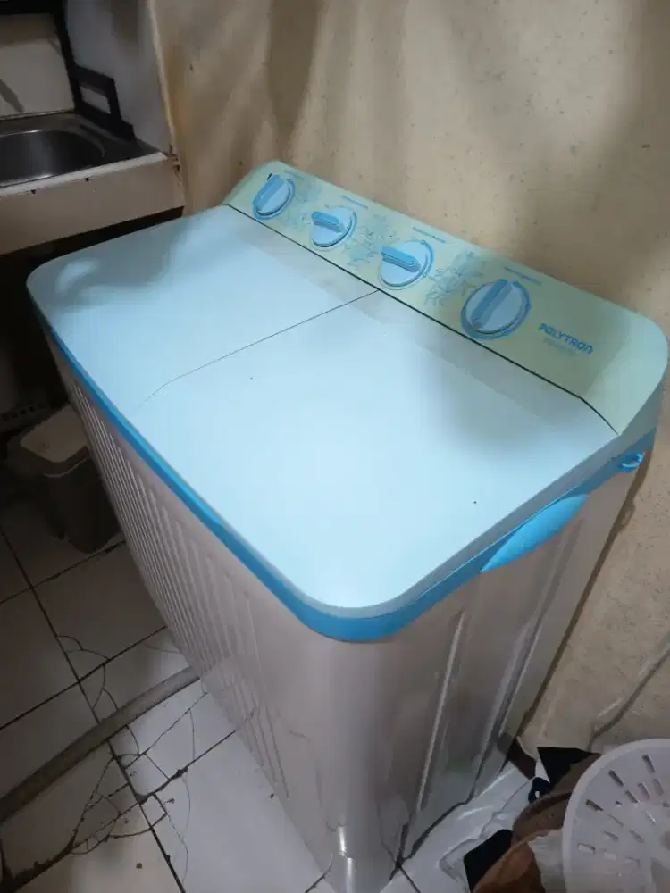 Kulkas 2 pintu AQUA Dan Mesin cuci 2 Tabung polytron