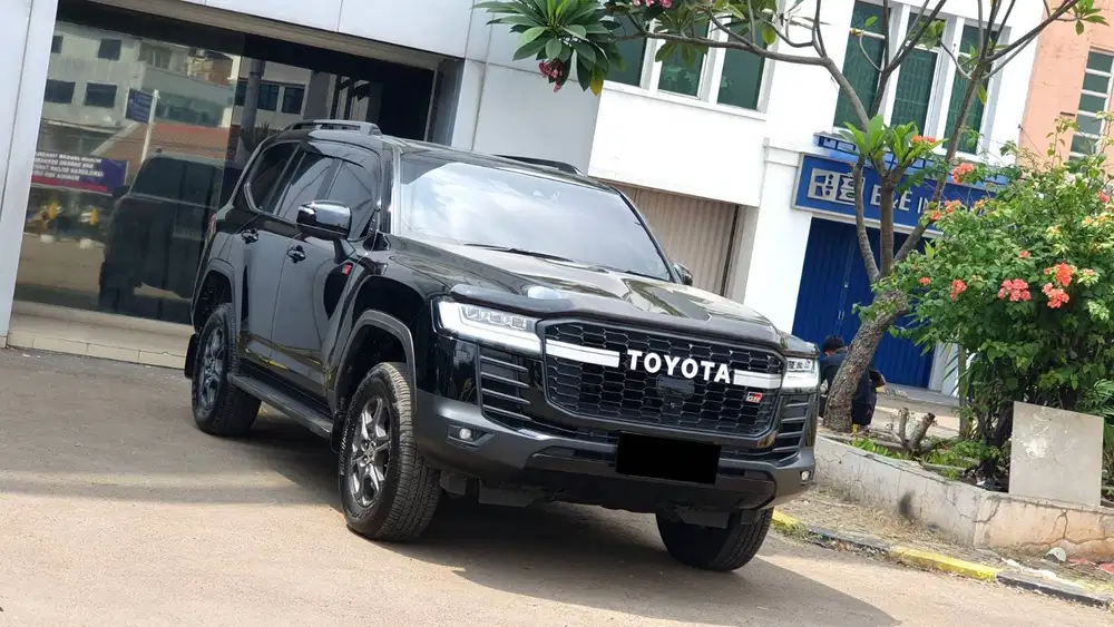[ LOW KM 24RB ] Toyota Land Cruiser LC 300 GR Sport 4x4 TSS 2023/2024