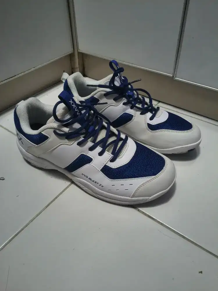 sepatu badminton from malaysia size 46