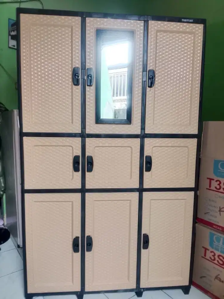 Lemari pakaian 3 pintu