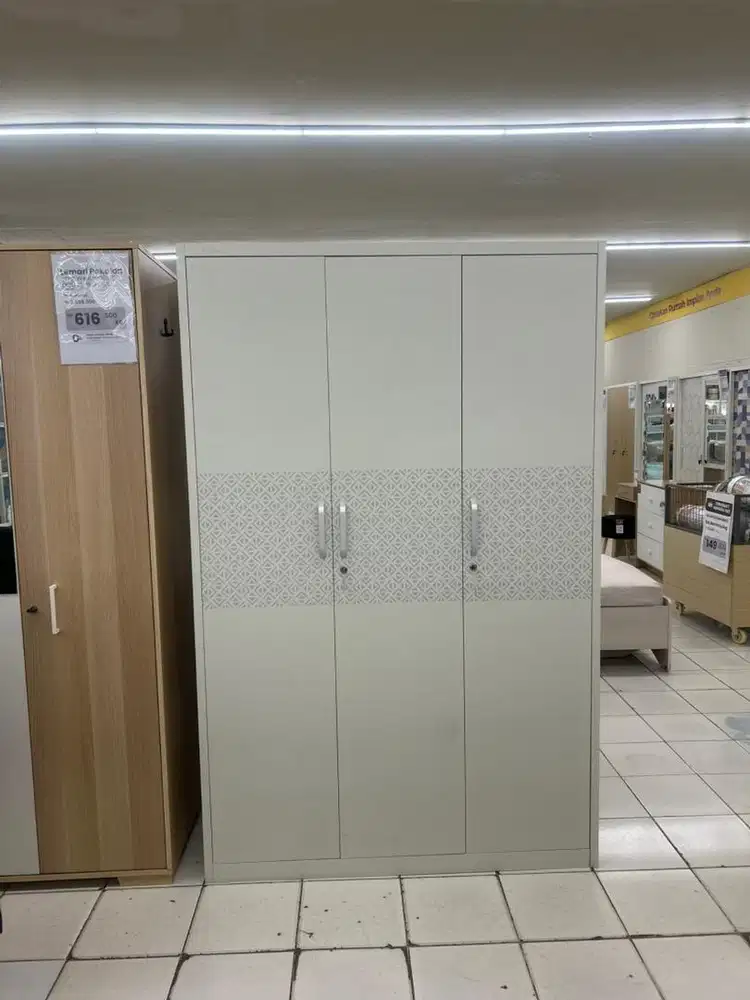 Lemari pakai 3pintu besi
