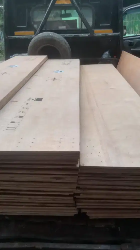 Triplek bekas Meranti halus depan belakang tebal 9mm  42cm x220cm