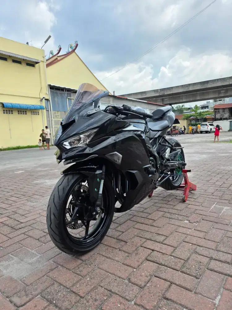 Kawasaki ZX25R TFT Standard Hitam 2023