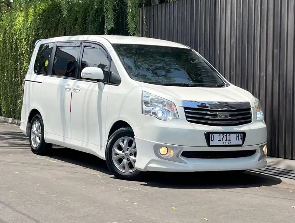 Toyota NAV1 V LIMITED 2.0 AT 2013 KM 108rb RECORD TOYOTA BANDUNG