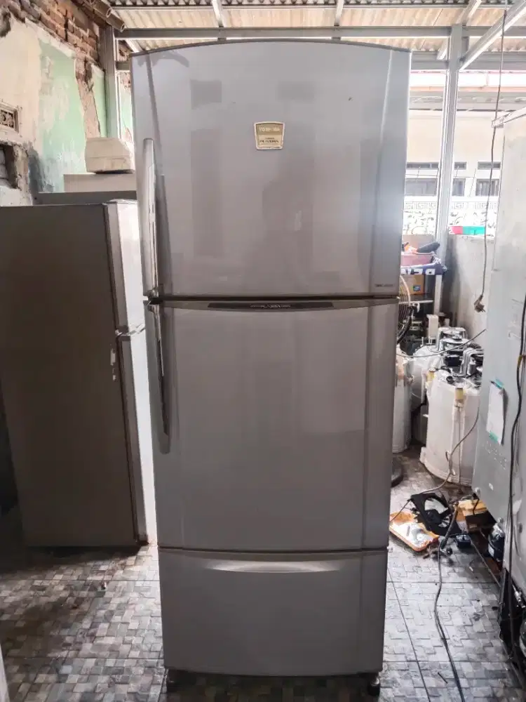 Kulkas 3 pintu TOSHIBA