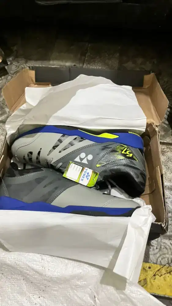 Dijual sepatu badmintoon dan sepatu bola murah meriah