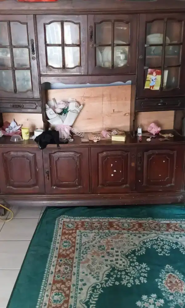 Lemari jati tua