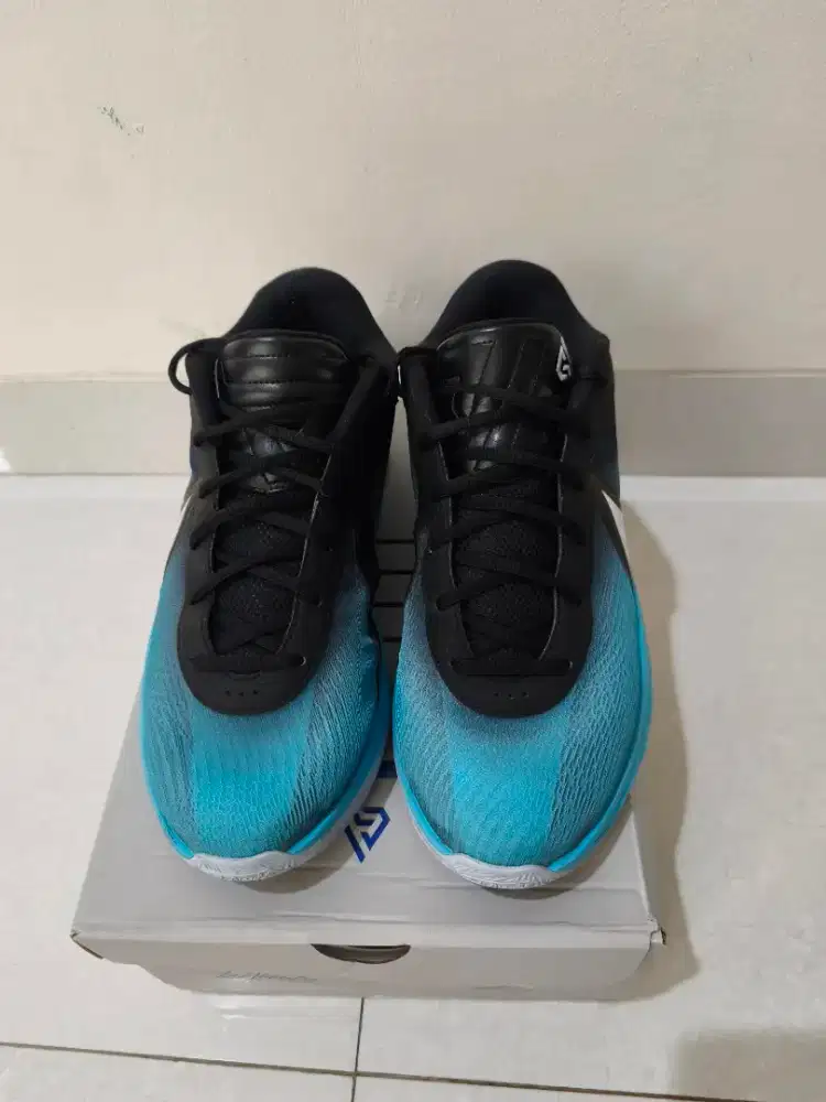 Sepatu basket Giannis Freak 6 xmas biru bekas