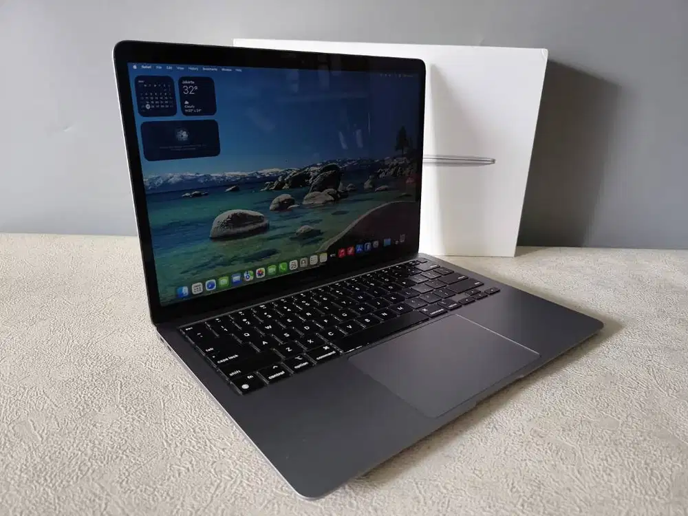 MacBook Air M1 8/128 CC 121 BH 95% Mulus – Siap Pakai!
