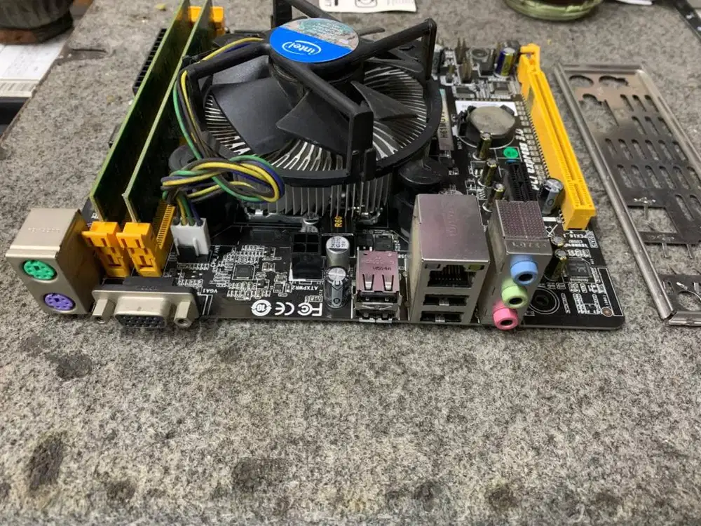 MB BIOSTAR H61MGV3 n I3-2100